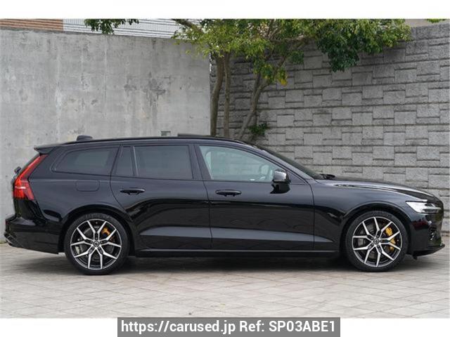 Buy Used 2022 Volvo V60 ZB420P2 (SP03ABE1) - Carused.jp