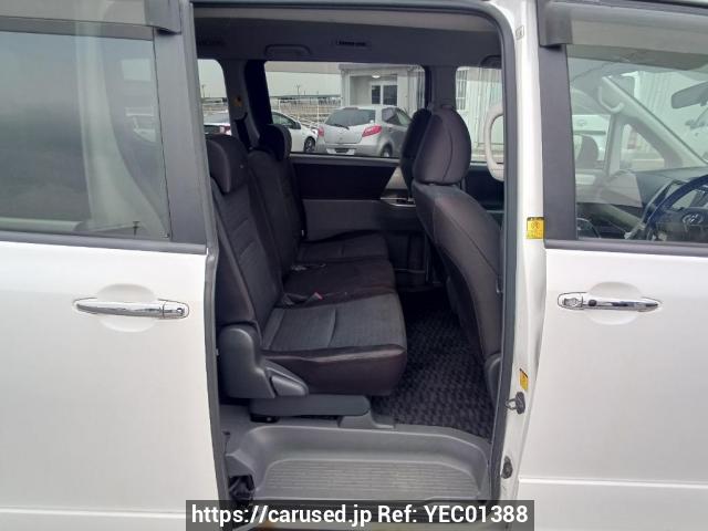 Comprar usado 2010 Toyota Voxy ZRR70W (YEC01388) - Carused.jp