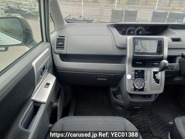 Comprar usado 2010 Toyota Voxy ZRR70W (YEC01388) - Carused.jp