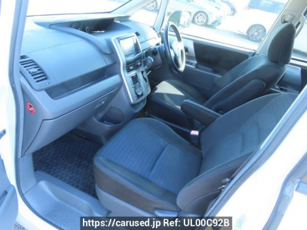 Used 2010 AT toyota voxy ZRR70W Image[15]