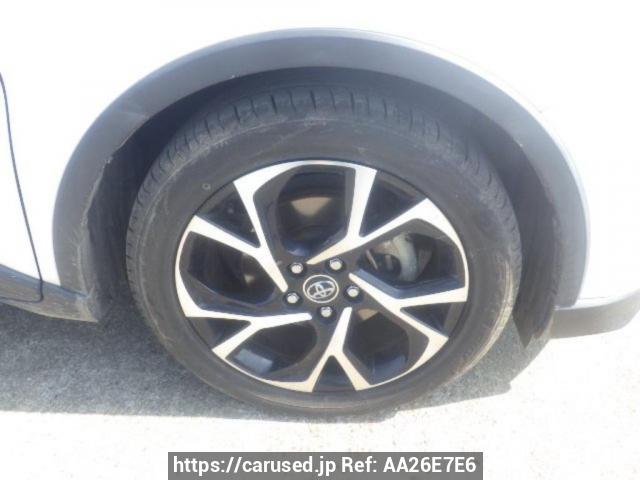 Buy Used 2017 Toyota C-HR ZYX10 (AA26E7E6) - Carused.jp