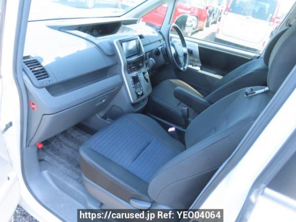 Used 2010 AT toyota voxy ZRR70W Image[15]