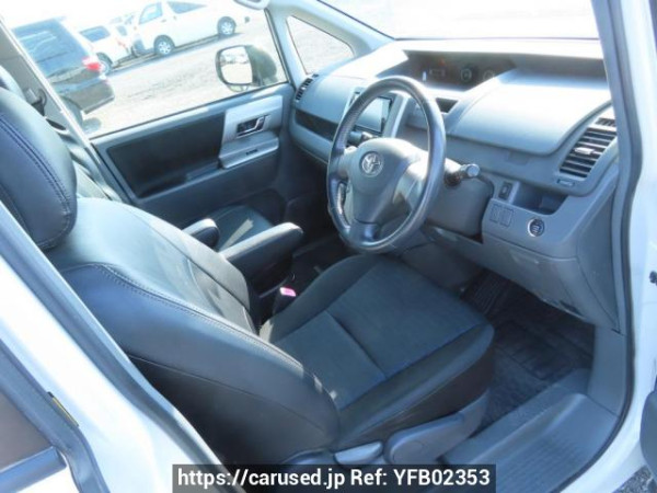 Used 2009 AT toyota voxy ZRR70W Image[13]