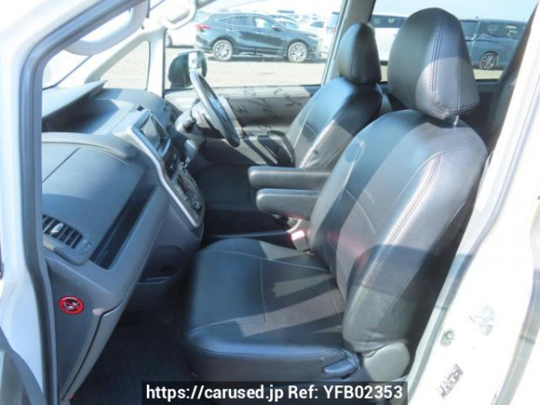 Used 2009 AT toyota voxy ZRR70W Image[16]