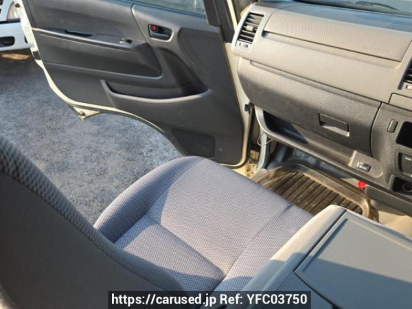 Used 2006 MT toyota regiusace-van KDH205V Image[19]