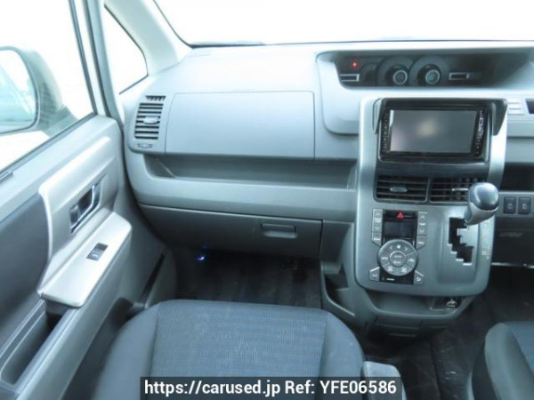 Used 2009 AT toyota voxy ZRR70W Image[18]