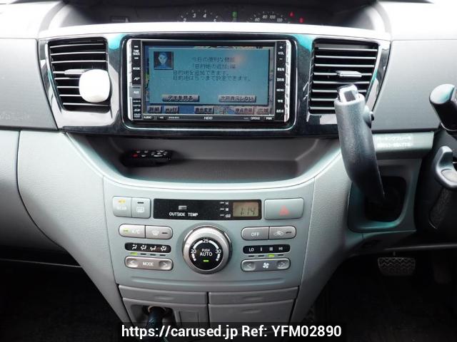 Buy Used 2004 Toyota Voxy AZR60G (YFM02890) - Carused.jp