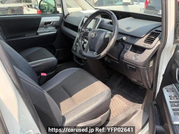 Used 2013 AT toyota voxy ZRR70W Image[12]