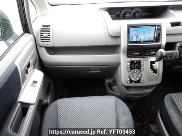Used 2007 AT toyota noah ZRR70W Image[19]