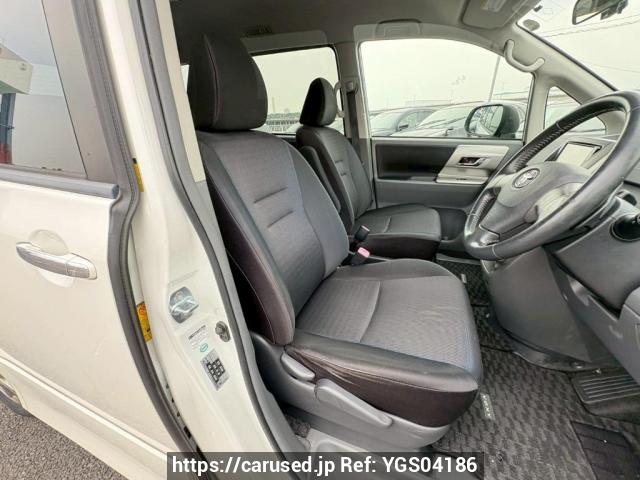 Buy Used 2009 Toyota Voxy ZRR70W (YGS04186) - Carused.jp