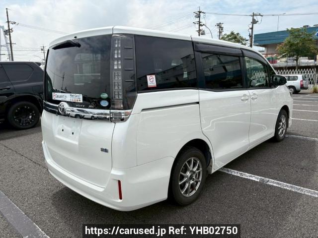 Buy Used 2015 Toyota Voxy ZRR80G (YHB02750) - Carused.jp