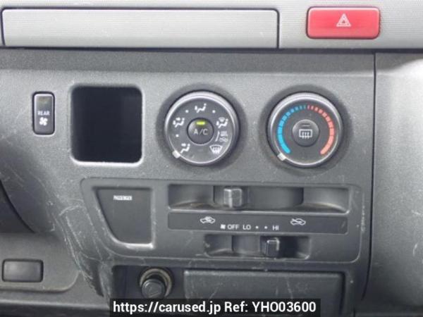 Used 2005 AT toyota regiusace-van TRH200K Image[23]