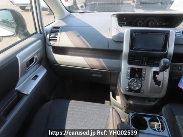 Used 2010 AT toyota voxy ZRR70W Image[17]