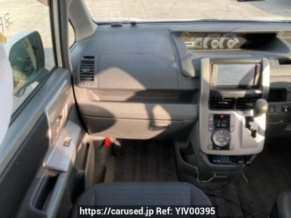 Used 2007 AT toyota voxy ZRR70W Image[19]