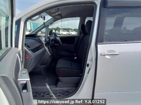 Used 2009 AT toyota voxy ZRR70W Image[14]