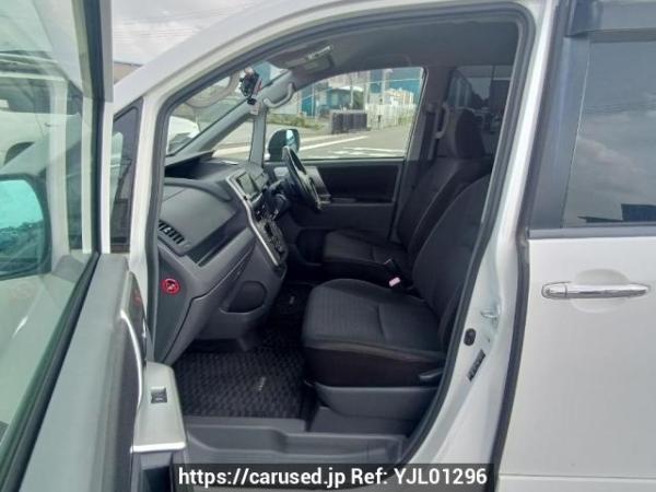 Used 2009 AT toyota voxy ZRR70W Image[14]