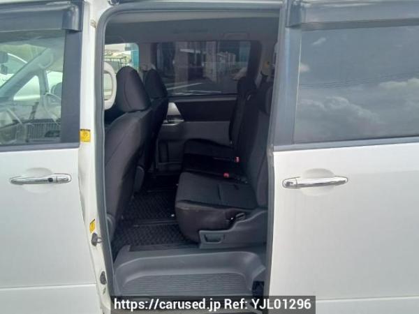 Used 2009 AT toyota voxy ZRR70W Image[16]