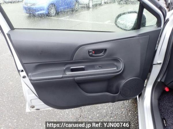 Used 2017 AT toyota aqua NHP10 Image[13]
