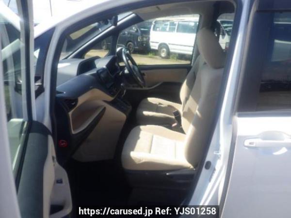 Used 2014 AT toyota noah ZRR80G Image[12]