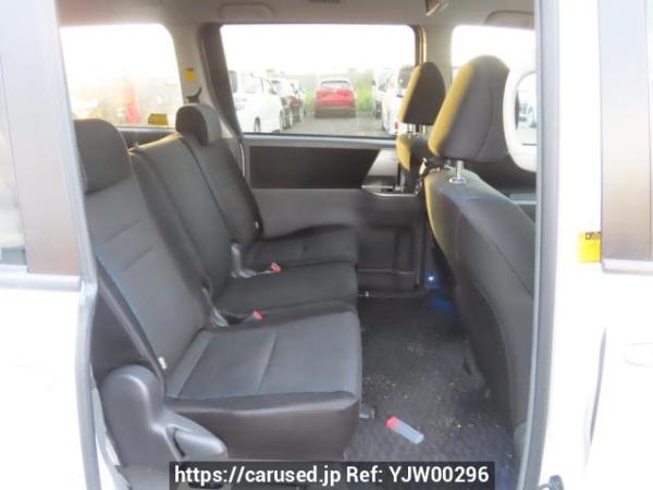 Used 2007 AT toyota voxy ZRR70W Image[17]