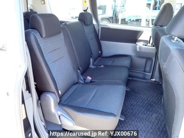 Used 2009 AT toyota voxy ZRR70W Image[14]