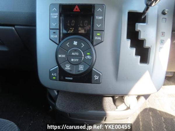 Used 2008 AT toyota voxy ZRR70G Image[31]