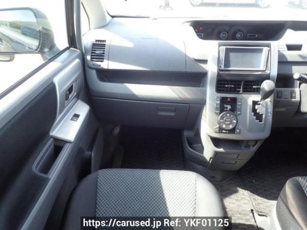Used 2007 AT toyota noah ZRR75W Image[16]