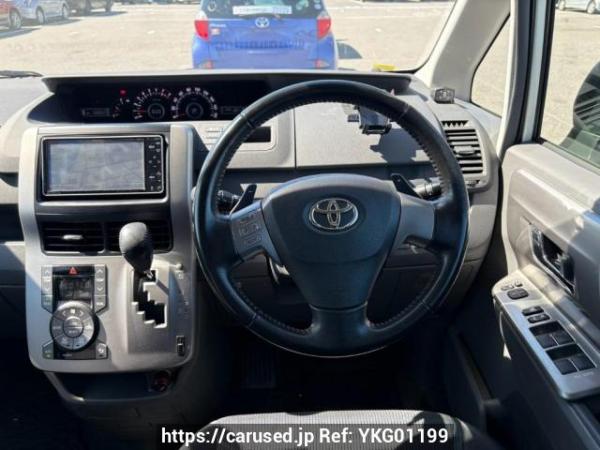 Used 2010 AT toyota voxy ZRR70W Image[19]