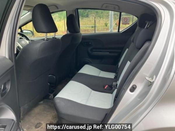 Used 2014 AT toyota aqua NHP10 Image[12]