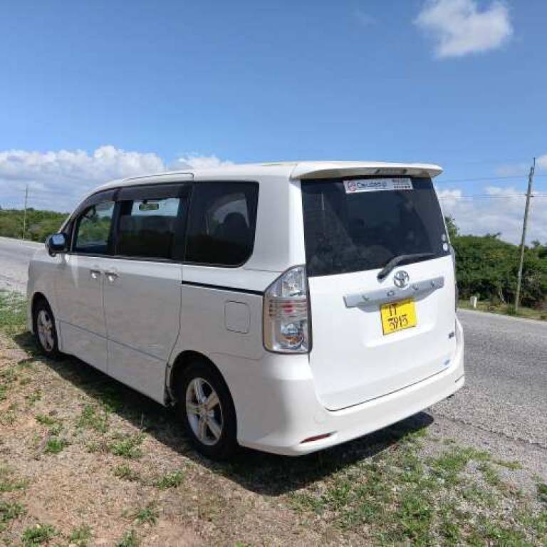 C4-420/MZRA90W MARE95W ZWR90W ZWR95Wノア 左フロントバンパー 52113
